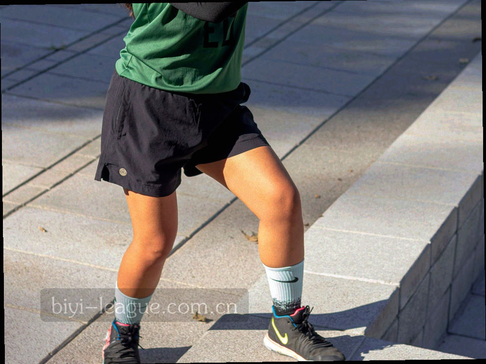 桌面俯拍的纸质便签与索引卡，边缘有轻微卷曲，暖色柔光